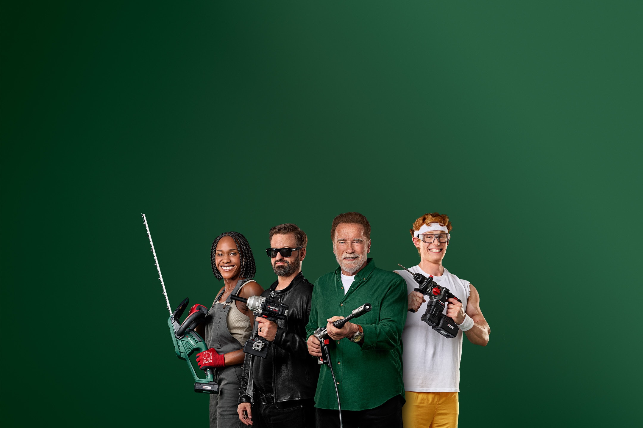 Vier lächelnde Personen halten verschiedene Elektrowerkzeuge, darunter eine Heckenschere und Bohrmaschinen.