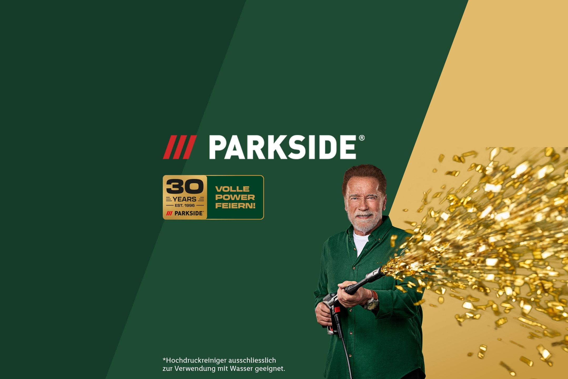 Arnold Schwarzenegger feiert 30 Jahre Power mit einem Hochdruckreiniger und Konfetti.