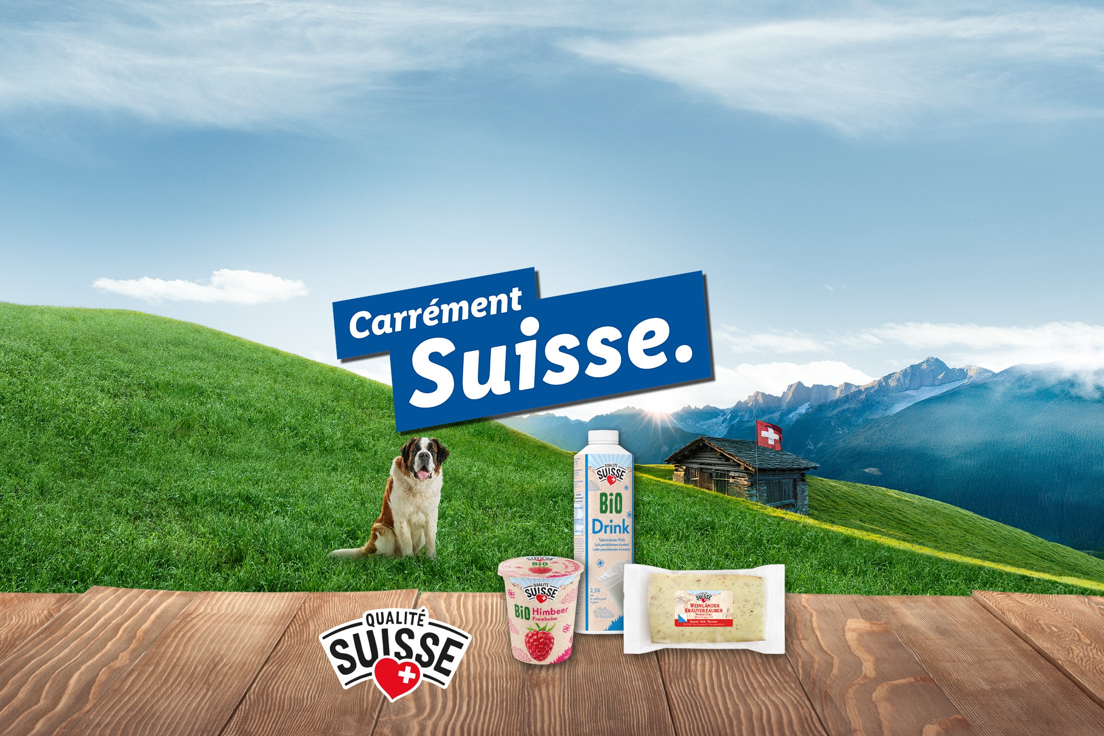 Produits laitiers suisses (boisson, yaourt, fromage) sur une table en bois avec un chien Saint-Bernard et un chalet en arrière-plan.