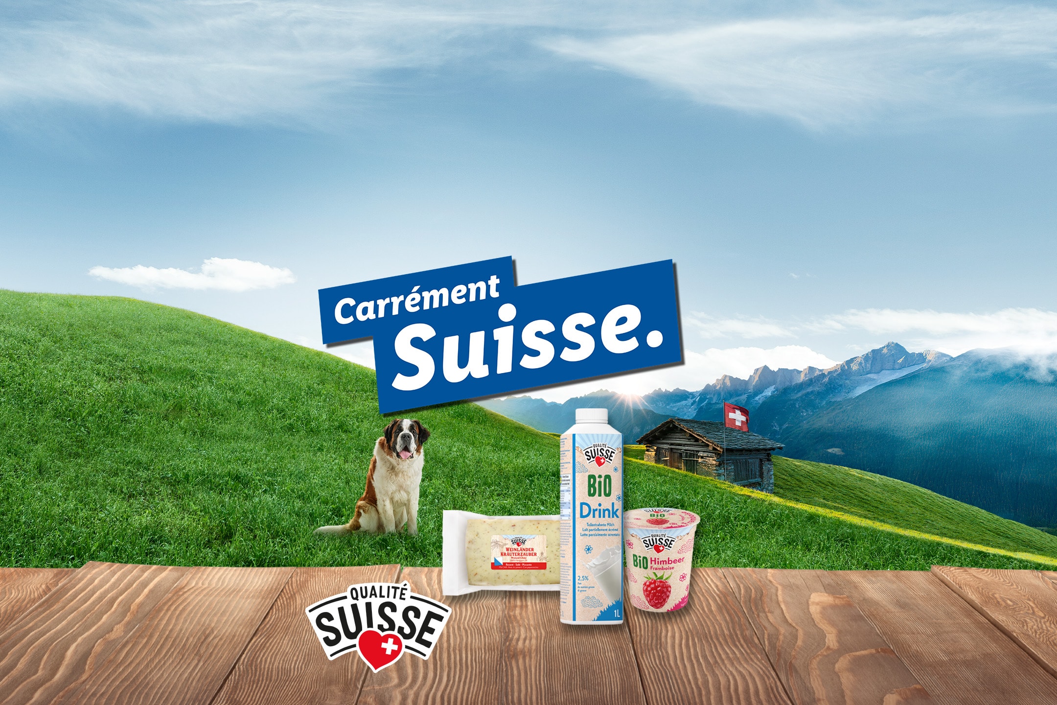 Boisson lactée, fromage et yaourt aux fruits sur une table en bois, avec un chien et un chalet suisse en arrière-plan.