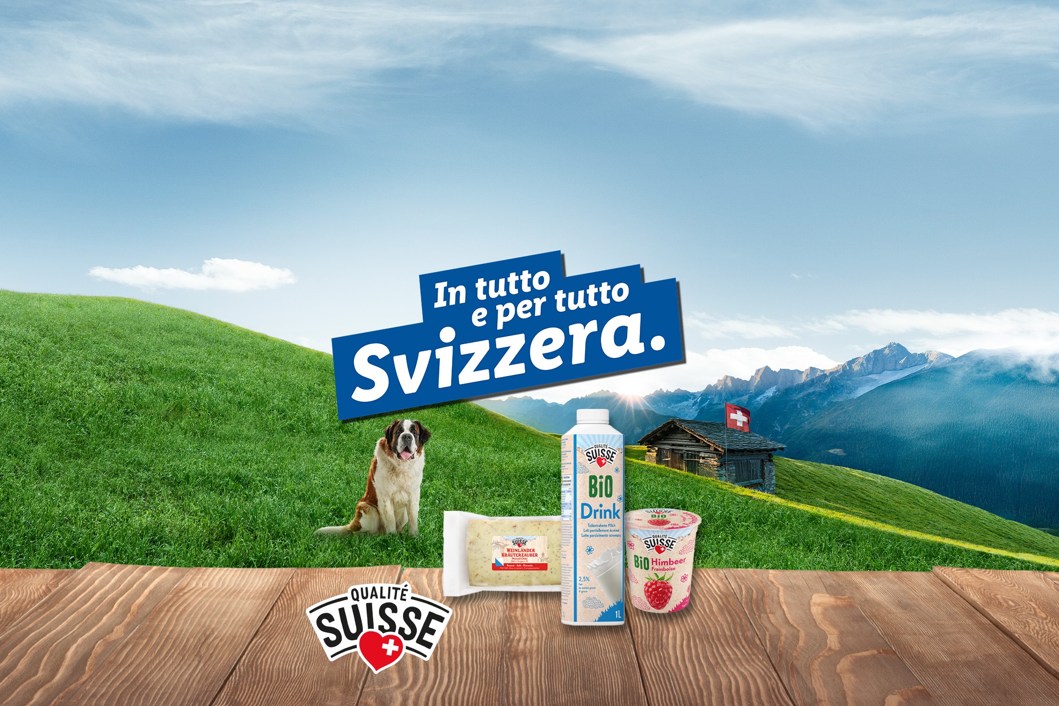 Bevanda al latte, formaggio e yogurt ai lamponi su un tavolo di legno, con un cane e uno chalet svizzero sullo sfondo.