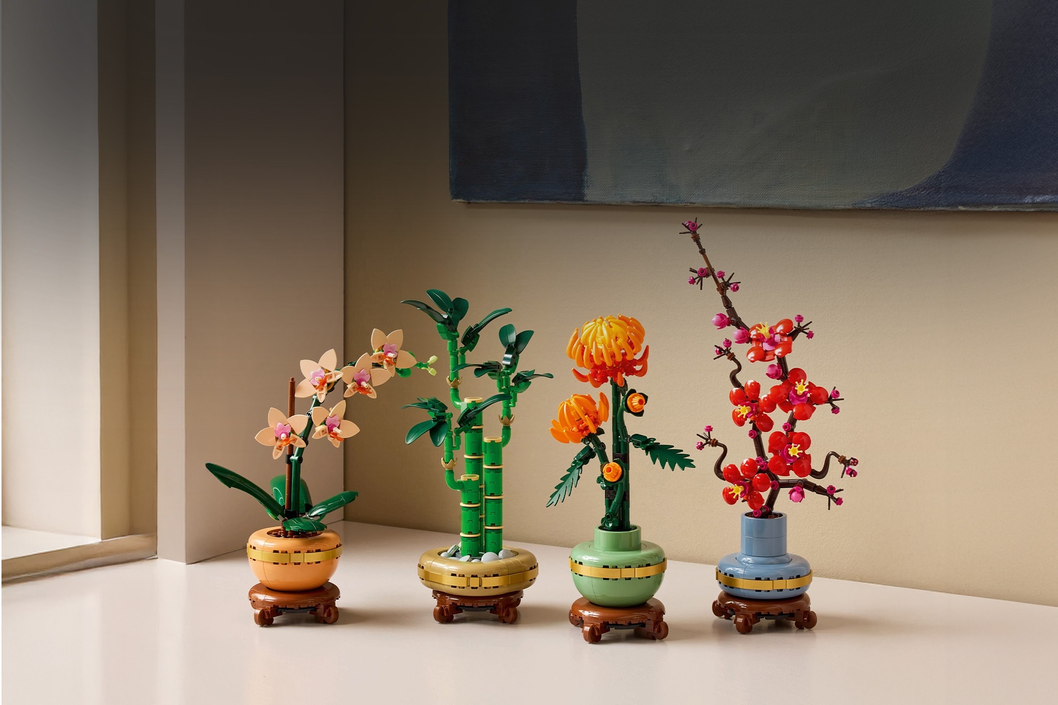 Vier dekorative Topfpflanzen, darunter eine Orchidee, Bambus, eine Chrysantheme und ein Pflaumenbaum.