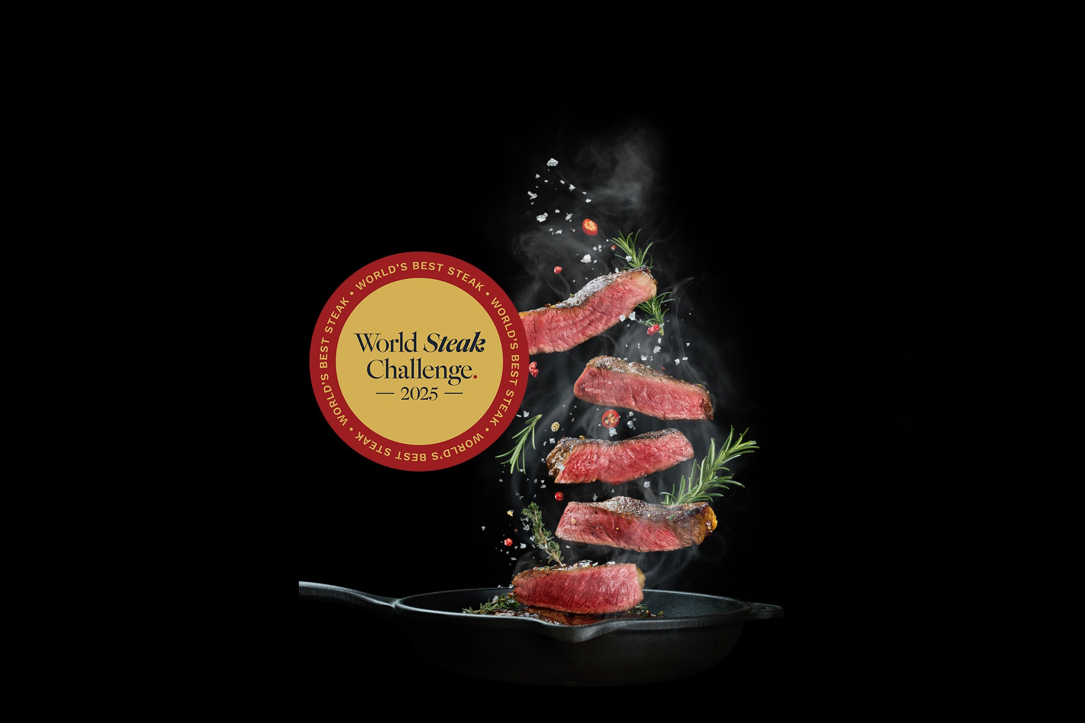 Steakstücke, Kräuter und Gewürze schweben über einer Pfanne, mit dem Text 'World Steak Challenge 2025'.