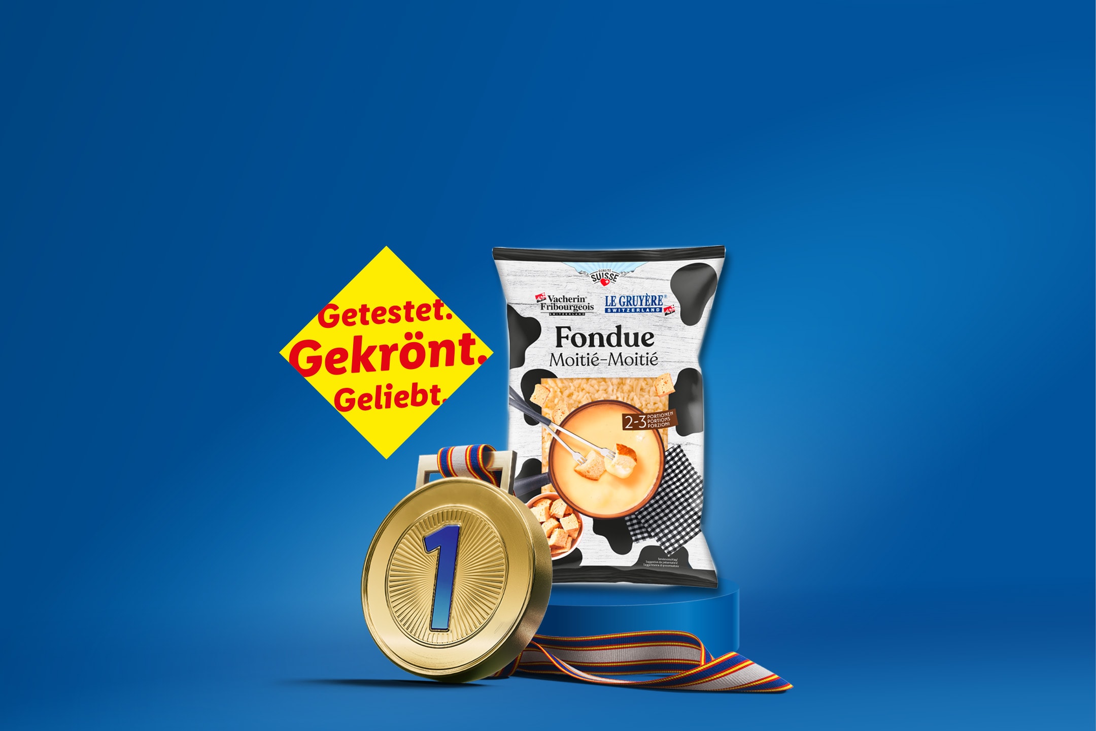 Eine Packung Vacherin Fribourgeois und Le Gruyère Fondue Moitié-Moitié mit einer Goldmedaille auf blauem Hintergrund.
