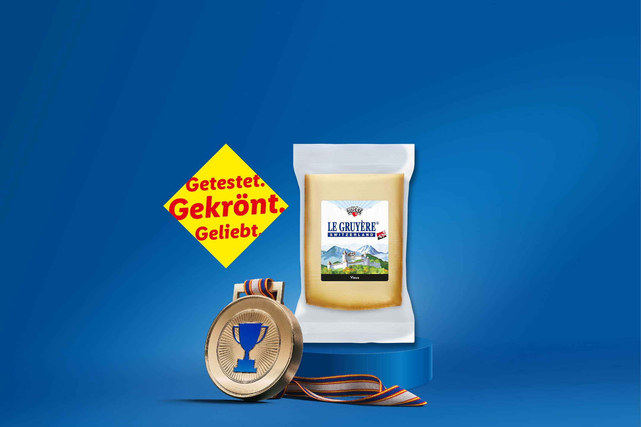 Schweizer Käse auf einem Podest mit Medaille, Text: Getestet. Gekrönt. Geliebt.
