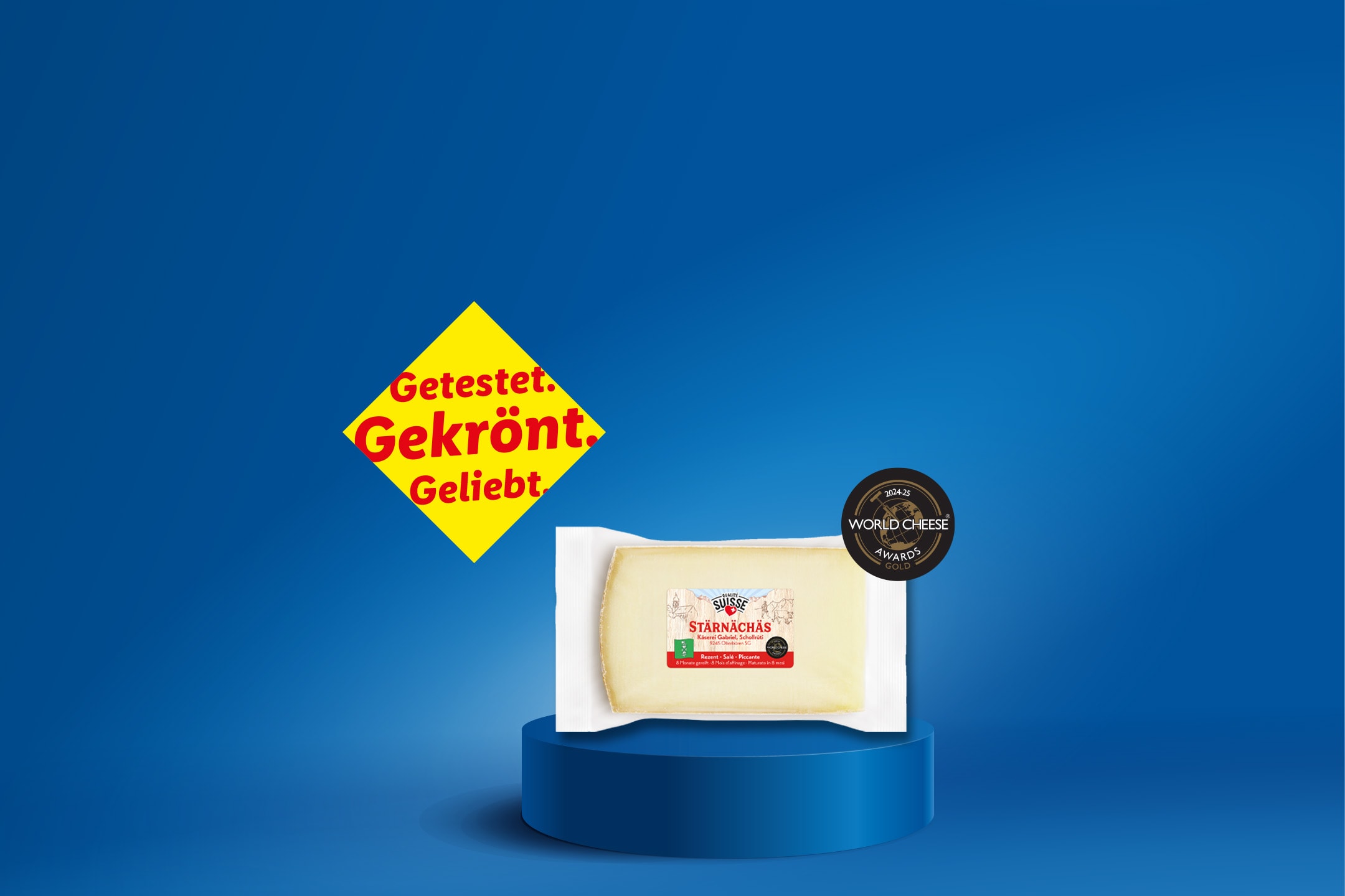 Ausgezeichneter Schweizer Käse auf blauem Podest, mit dem Text „Getestet. Gekrönt. Geliebt.“