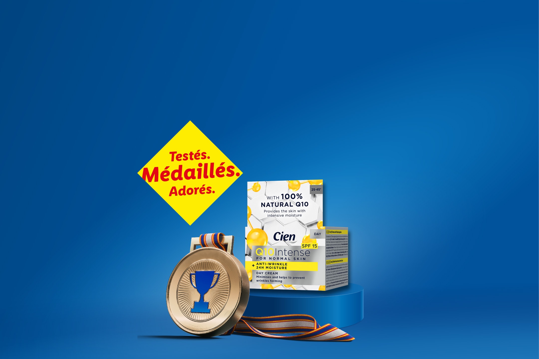 Crème de jour Q10 et médaille sur fond bleu, avec le texte « Testés. Médaillés. Adorés. »