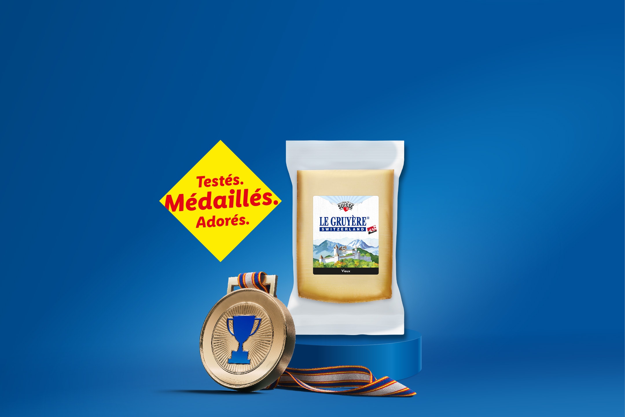 Paquet de fromage sur piédestal bleu avec médaille d'or et bannière jaune : « Testés. Médaillés. Adorés. »
