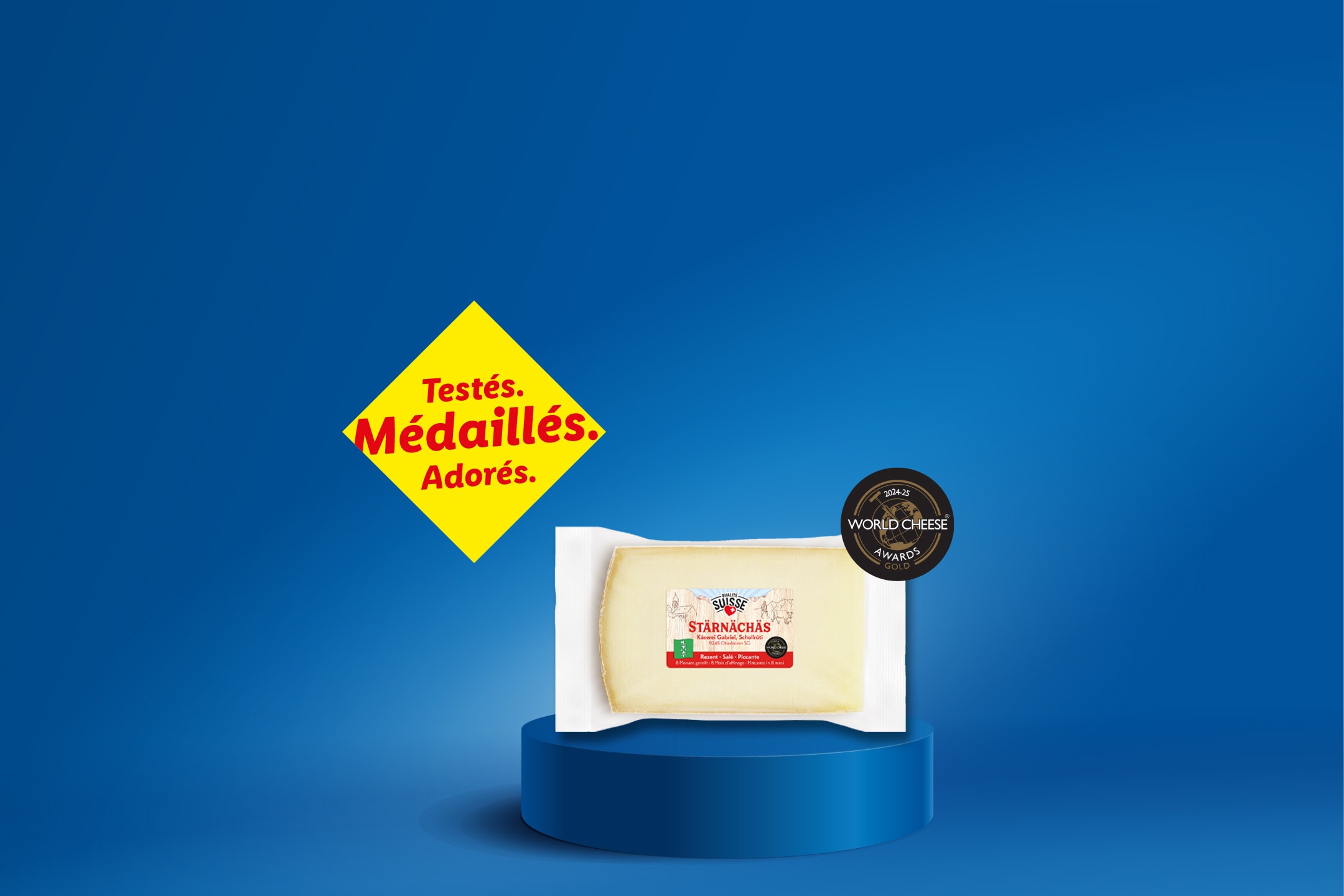 Fromage suisse sur piédestal bleu avec étiquette « Testés. Médaillés. Adorés. » et médaille d'or.