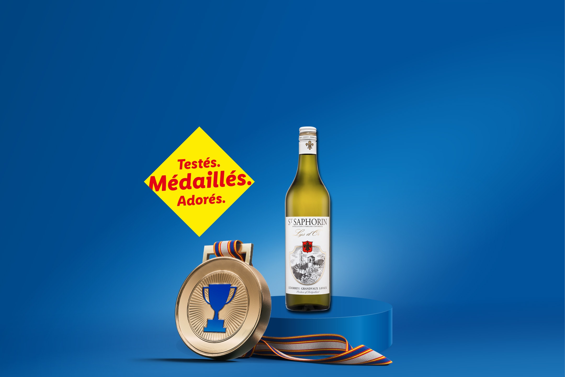 Bouteille de vin blanc sur un podium bleu avec une médaille d'or, texte 'Testés. Médaillés. Adorés.'