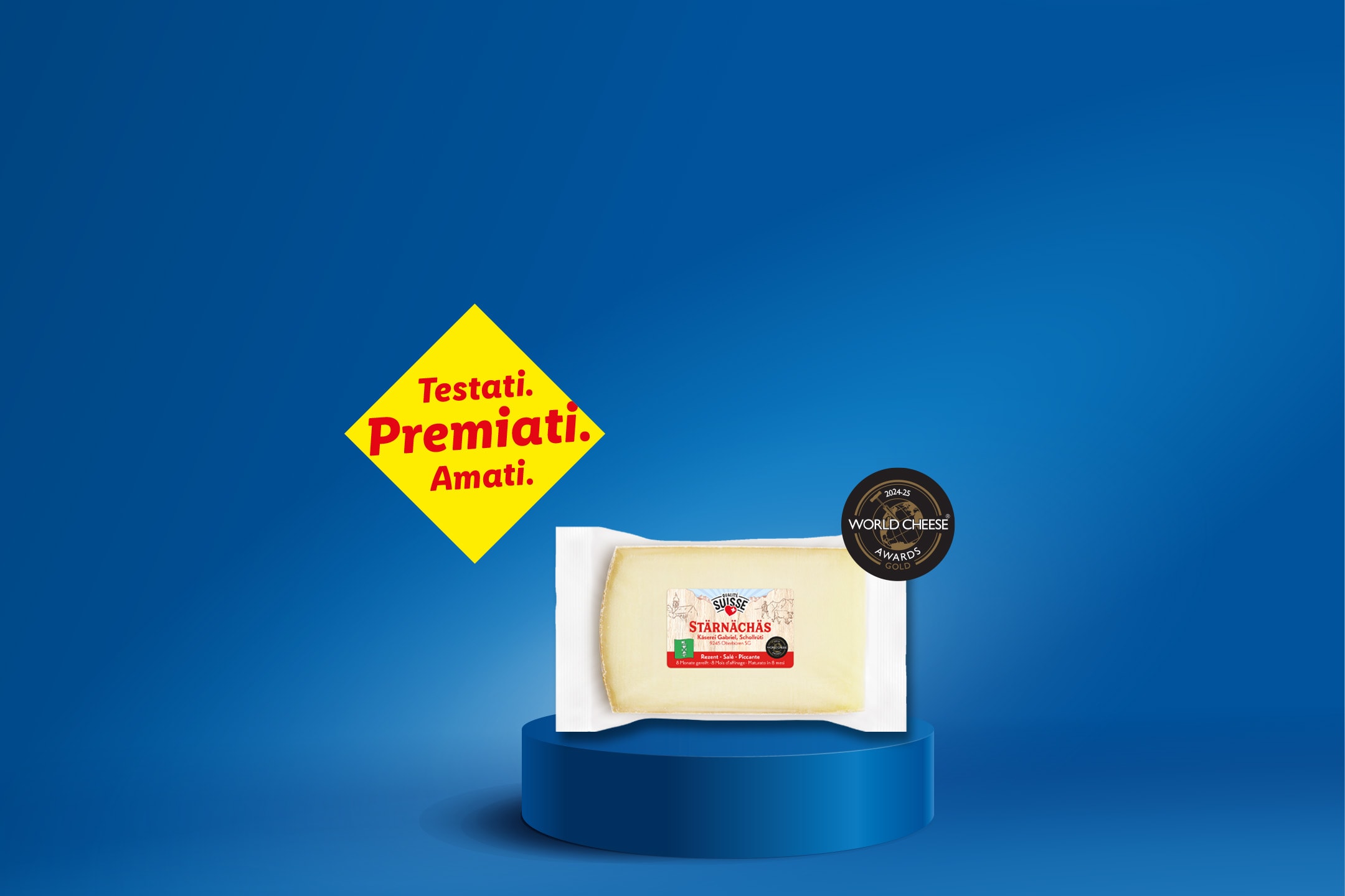 Formaggio svizzero premiato con etichetta 'Testati. Premiati. Amati.' su sfondo blu.