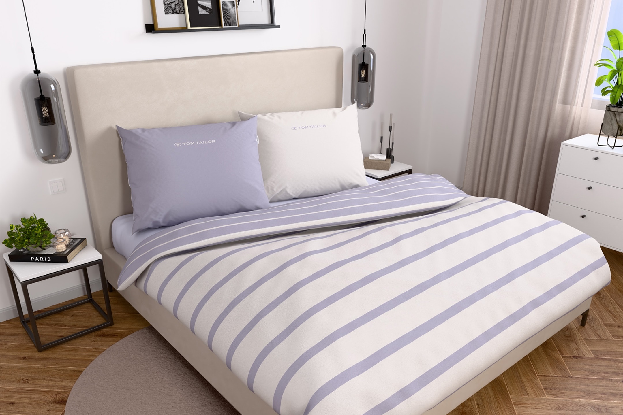 Schlafzimmer mit Tom Tailor Bettwäsche in Lila-Weiß gestreift, beigem Kopfteil und Nachttischen.