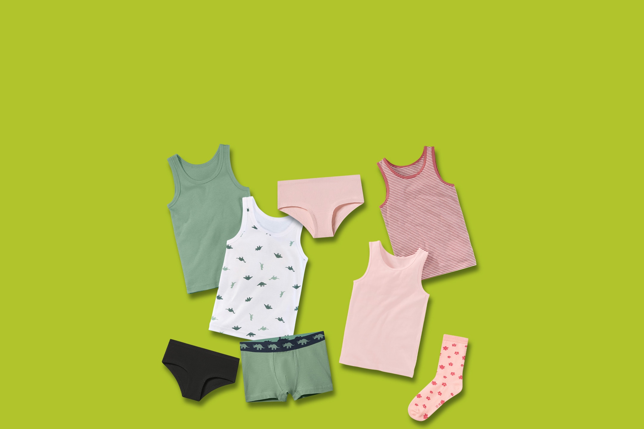 Débardeurs, slips et chaussettes pour enfants de différentes couleurs et motifs, dont des dinosaures et des rayures.