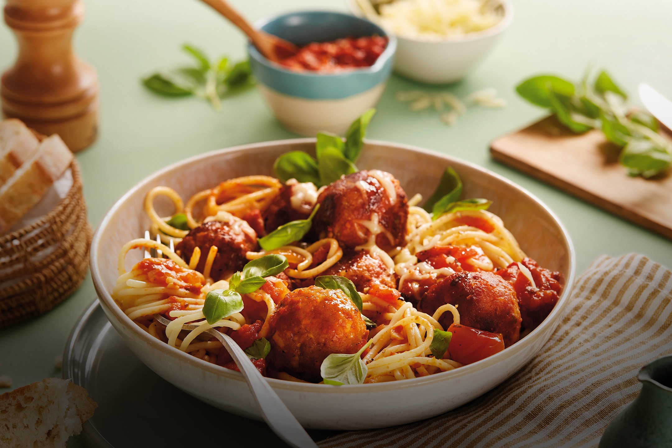 Spaghetti mit Fleischbällchen, Tomatensauce und Basilikum in einer Schüssel