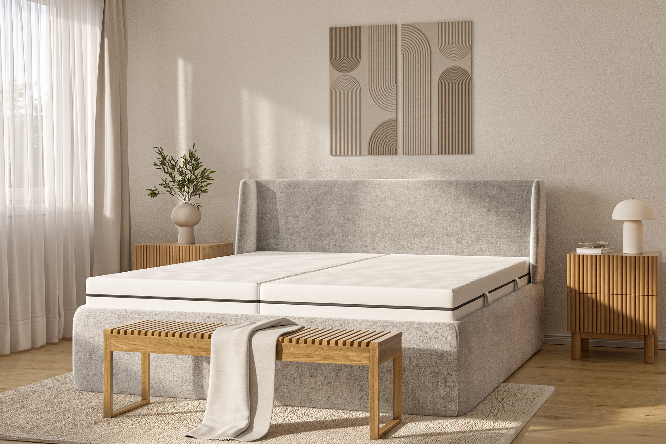 Modernes Schlafzimmer mit Polsterbett, Holzbank und Nachttischen.