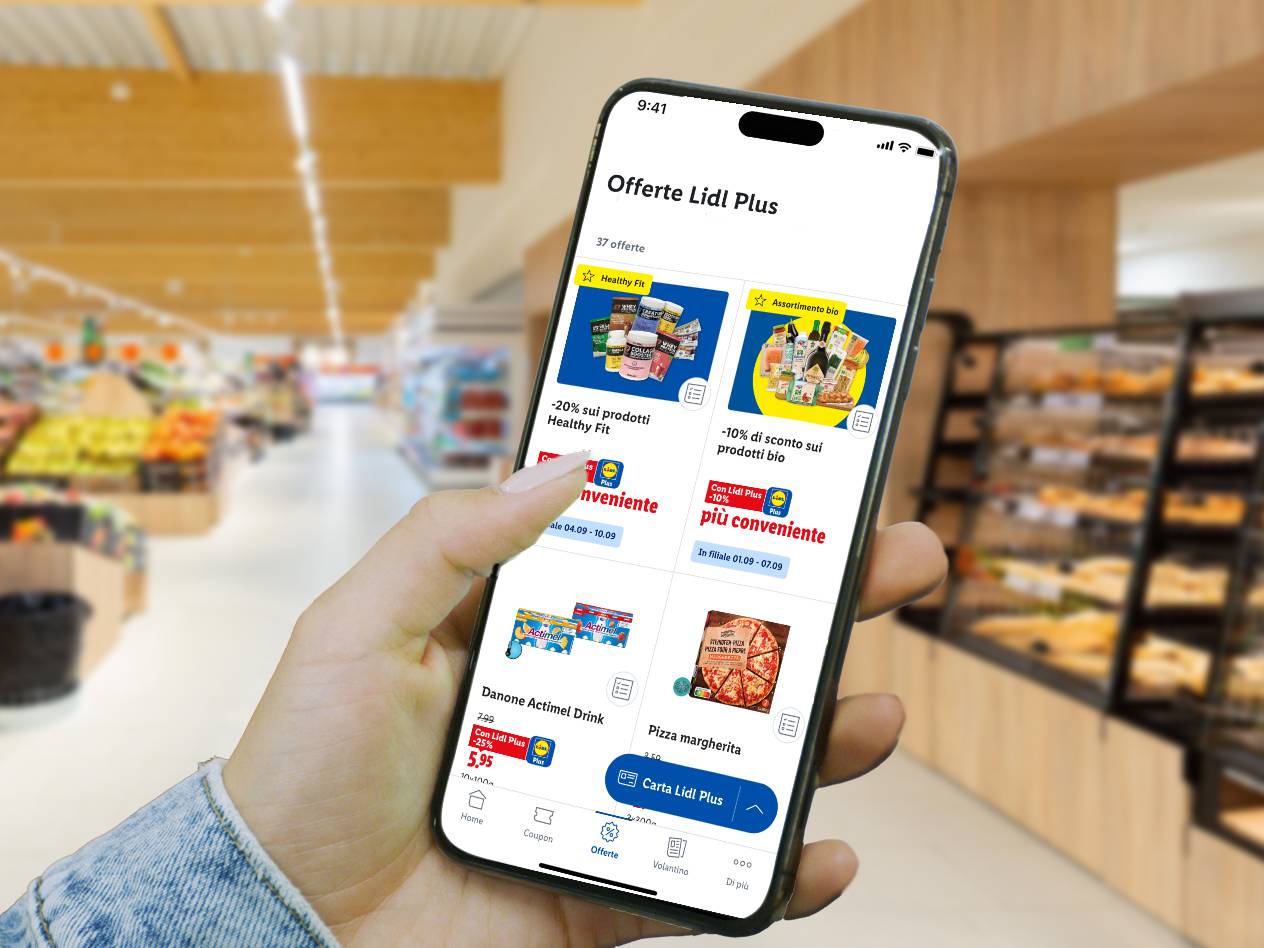 Mano che tiene uno smartphone con l'app Lidl Plus che mostra offerte su prodotti sani, biologici e bevande.