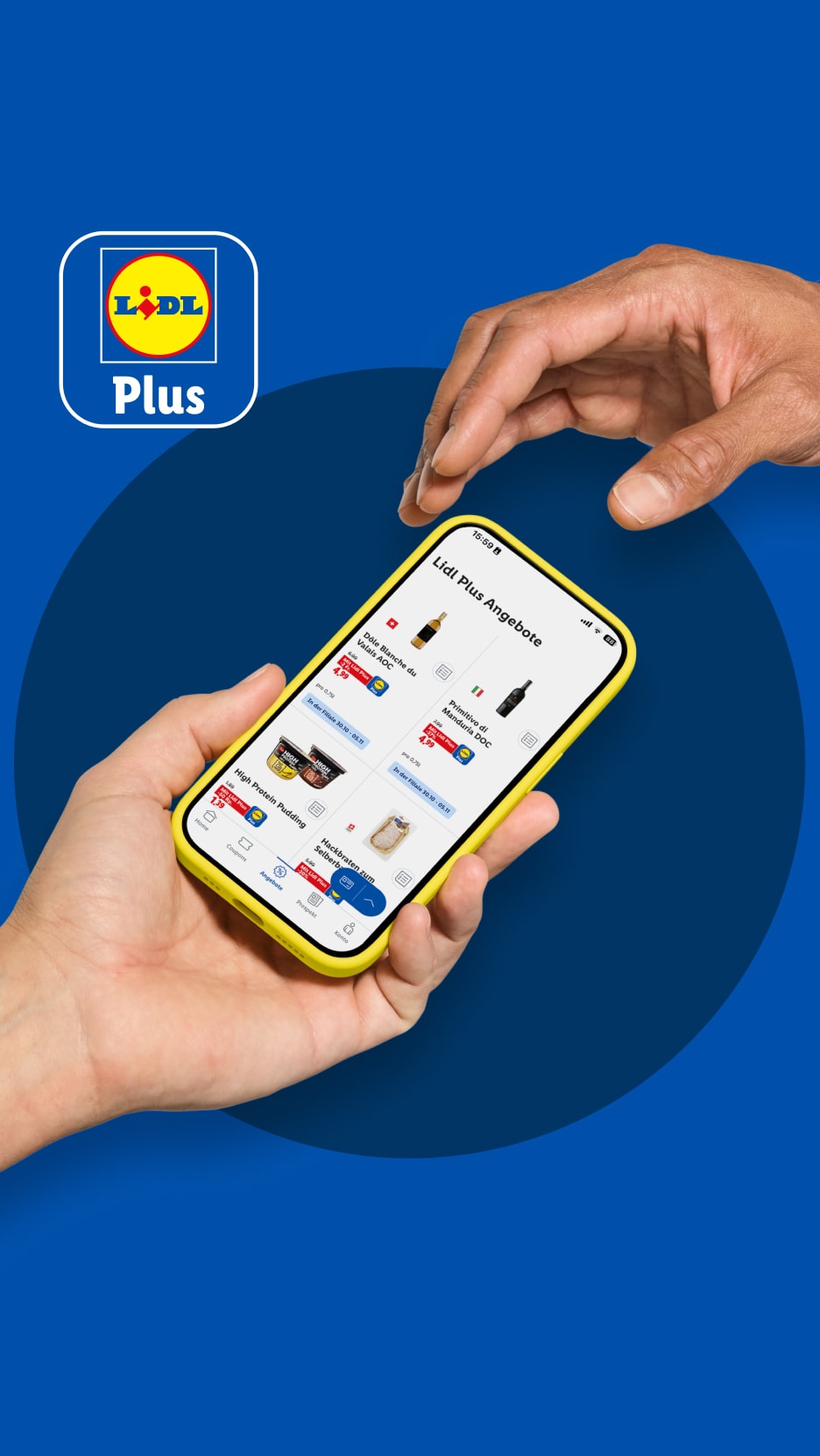 Hände halten ein Smartphone mit der Lidl Plus App, die Angebote für Wein, Proteinpudding und Hackfleisch zeigt.