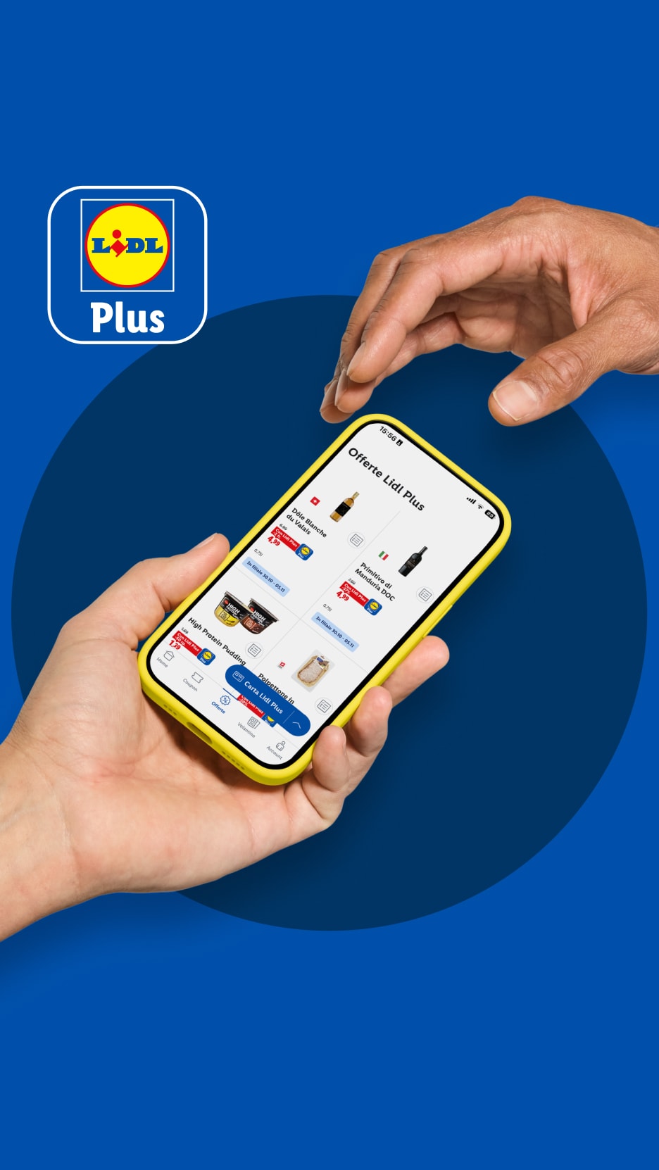 Zwei Hände halten ein Smartphone mit geöffneter Lidl Plus App, die Angebote für Weine und Pudding zeigt.
