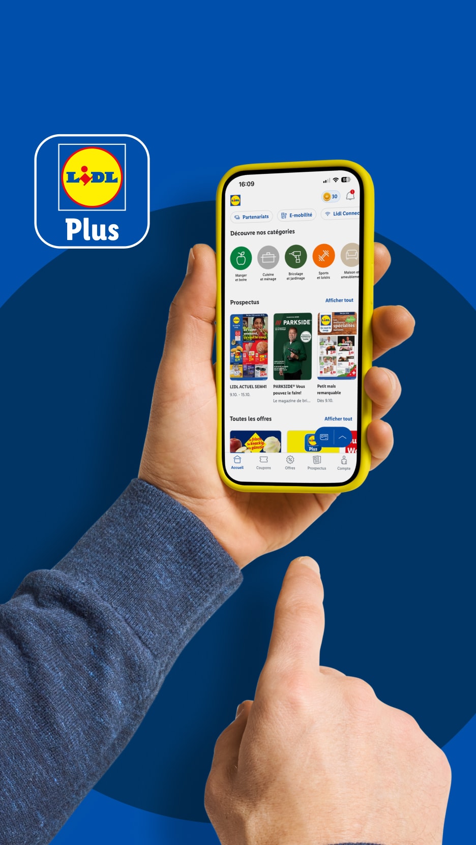 Hand hält ein Smartphone mit der Lidl Plus App, die Angebote für Lebensmittel, Werkzeuge und Haushaltswaren zeigt.