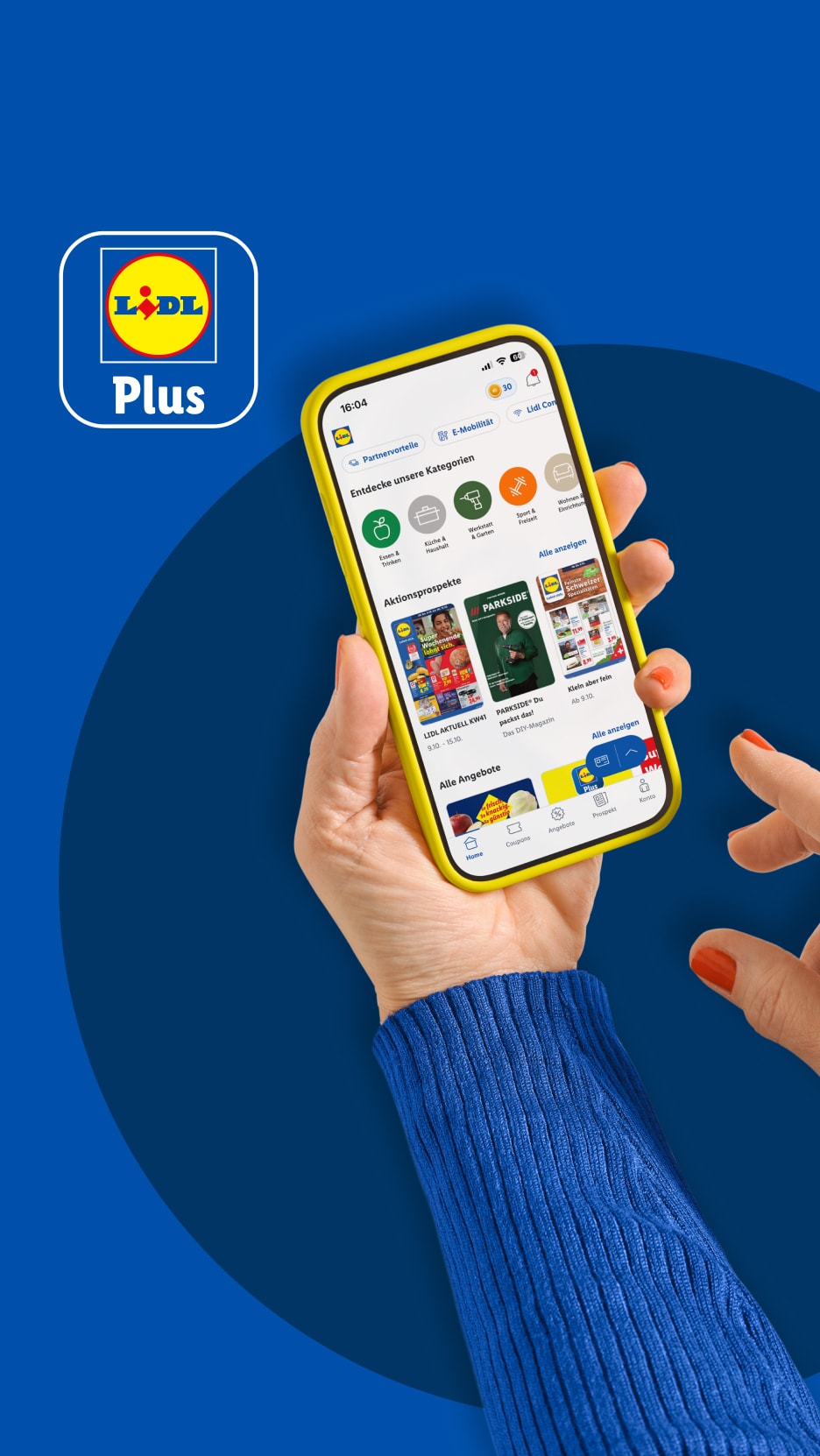 Eine Hand hält ein Smartphone mit der Lidl Plus App, die Angebote und Kategorien zeigt.