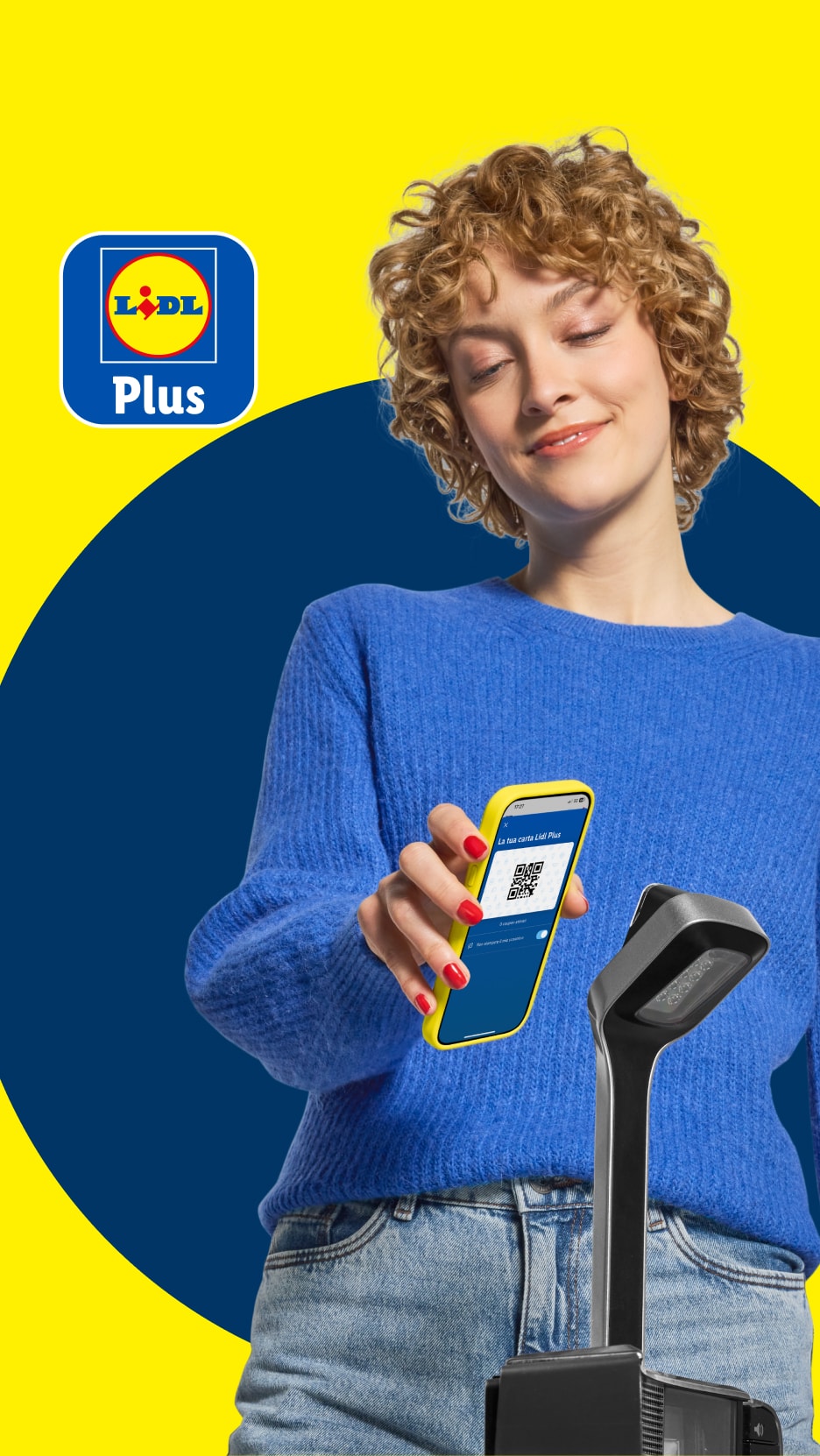 Eine Frau scannt mit ihrem Telefon einen QR-Code an der Kasse, mit dem Plus-Logo im Hintergrund.