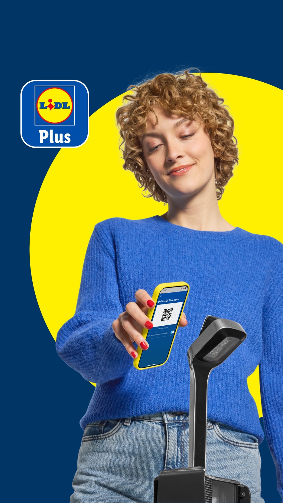 Lächelnde Frau scannt ihre digitale Kundenkarte auf einem gelben Smartphone.