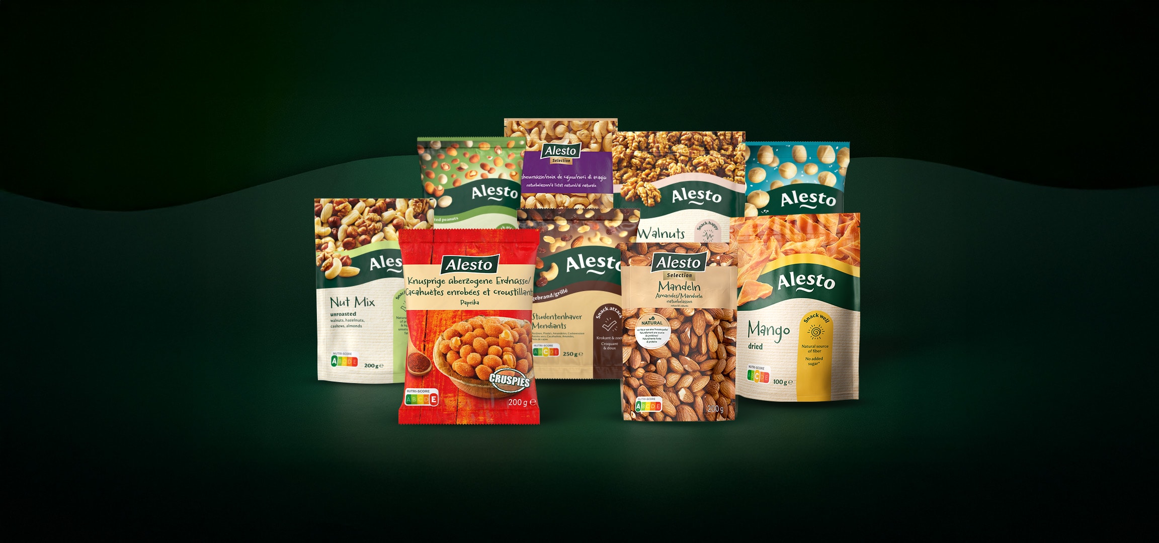 Assortiment de sachets de fruits secs et de noix, y compris des amandes, des noix de cajou, des pistaches et des canneberges.