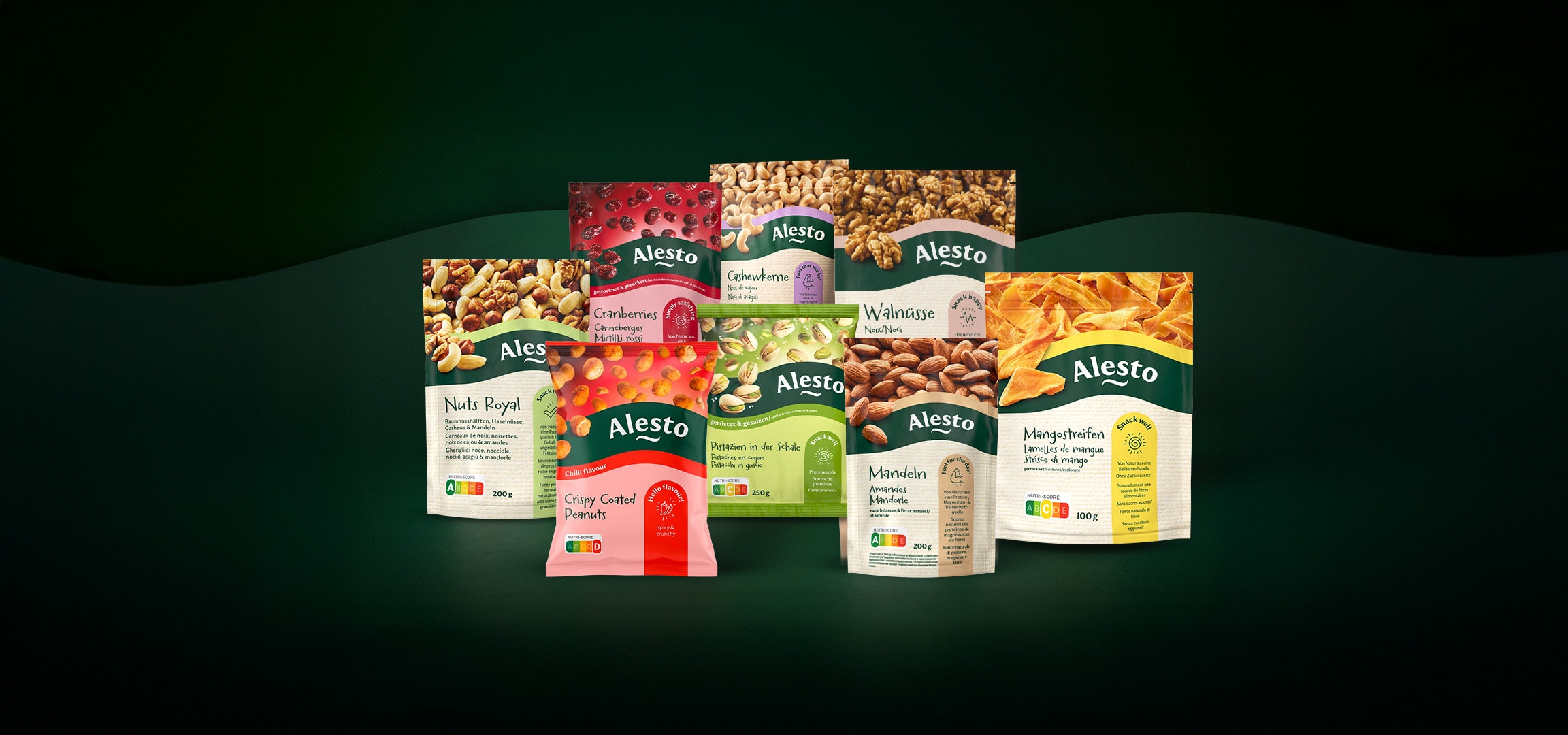 Assortimento di frutta secca e snack, tra cui noci, mandorle, anacardi, pistacchi, arachidi ricoperte e mango essiccato.