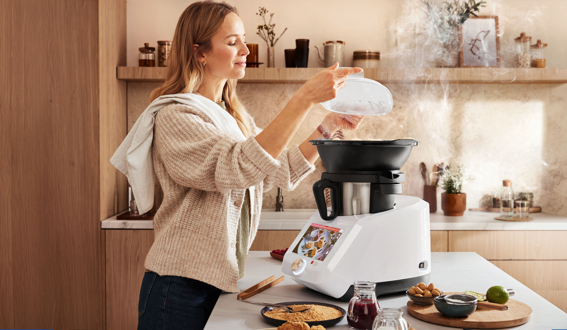 Femme cuisinant avec un robot de cuisine, vapeur s'échappant, dans une cuisine moderne.