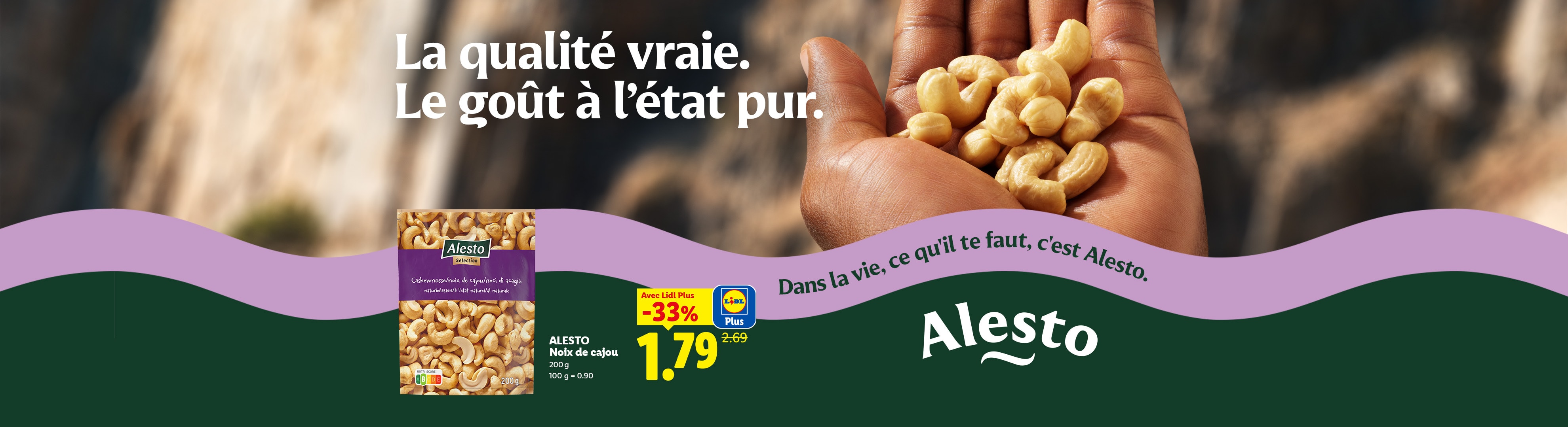 Une main tenant des noix de cajou, avec un paquet de noix de cajou et des informations sur le prix.