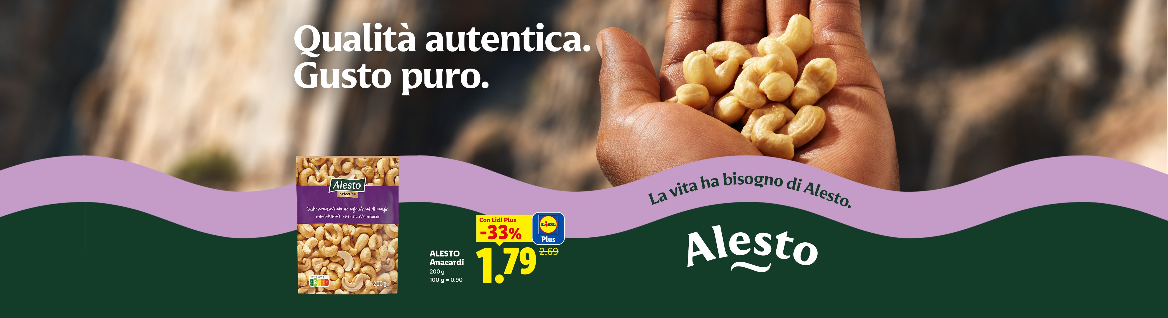 Una mano che tiene anacardi, con una confezione di anacardi e un'offerta promozionale.