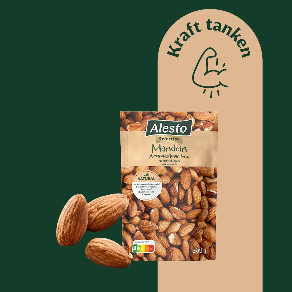 Eine Packung naturbelassener Mandeln mit dem Text „Kraft tanken“ und einem muskulösen Arm.
