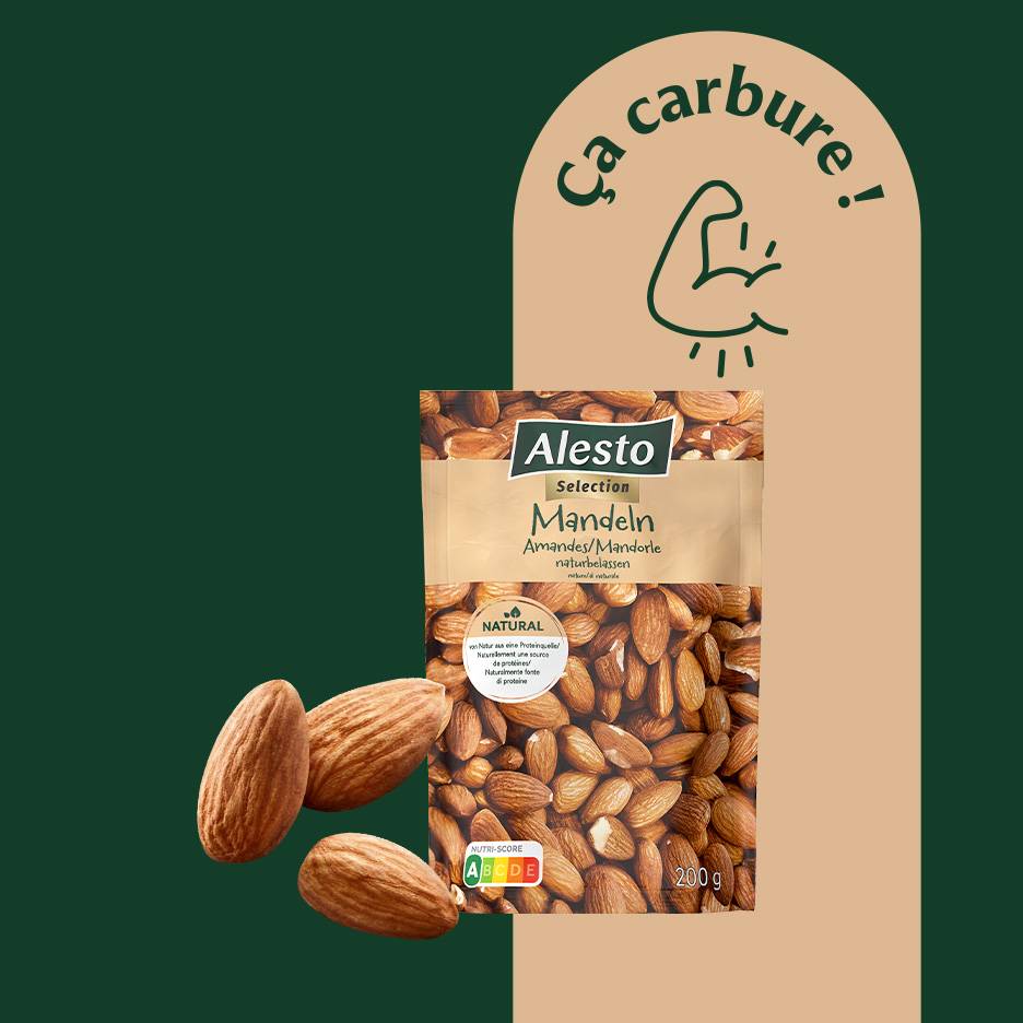 Un paquet d'amandes naturelles avec le Nutri-Score A, sur fond vert et beige avec le texte 'Ça carbure !'.
