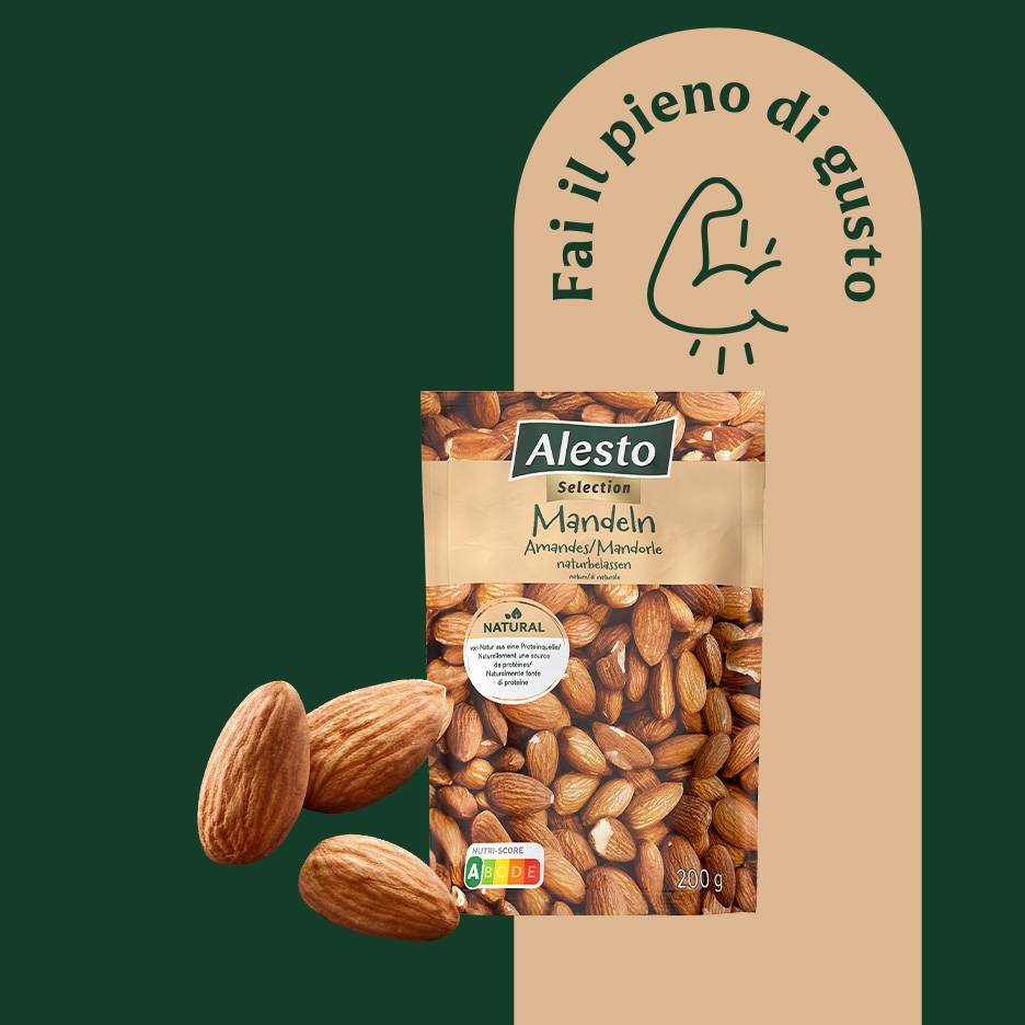Una confezione di mandorle naturali con la scritta 'Fai il pieno di gusto'.