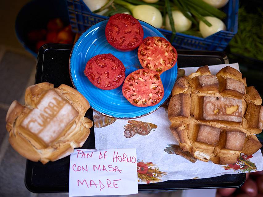 Tomates fraîches et pain au levain fait maison sur un marché.