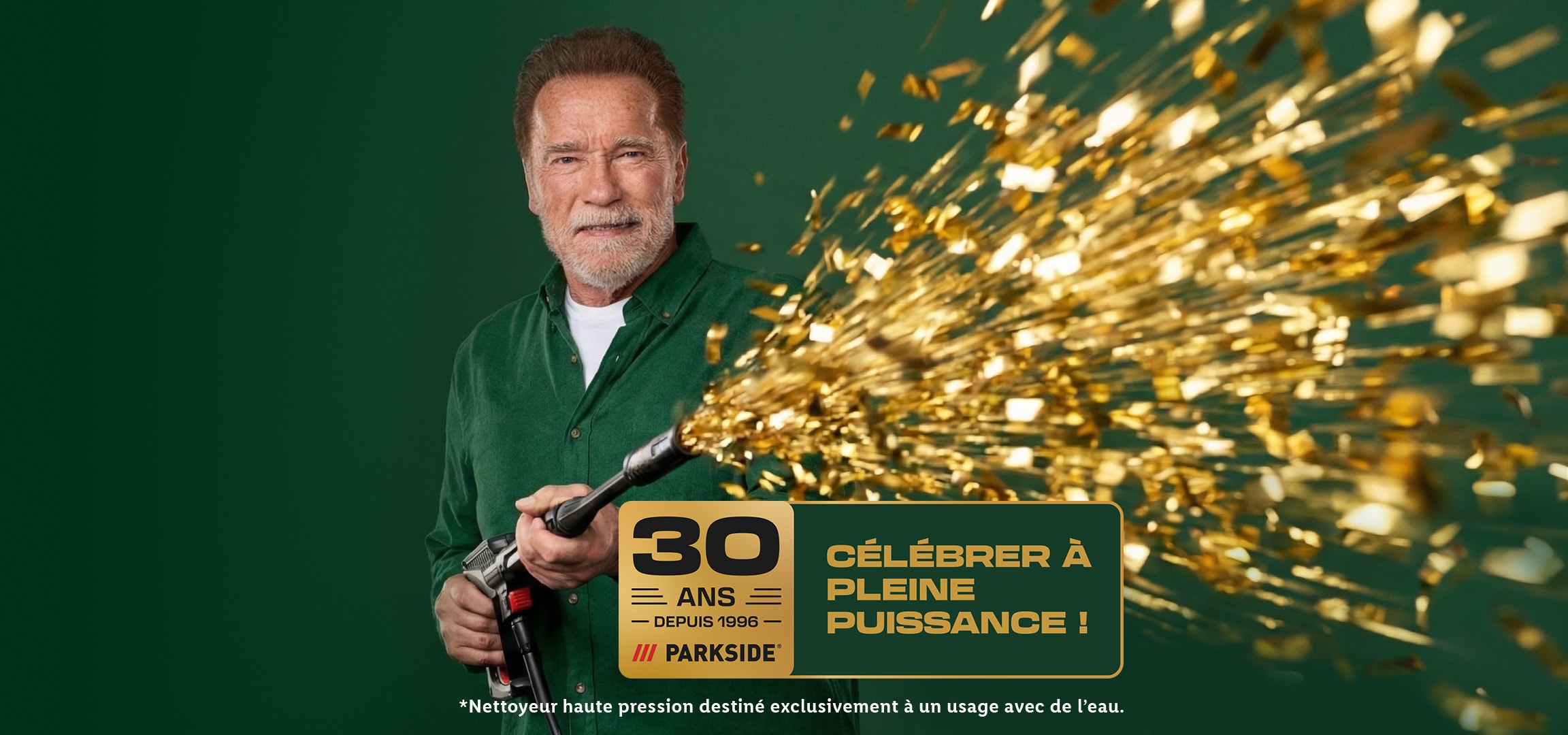 Arnold Schwarzenegger célèbre 30 ans d'outils de jardin avec des confettis dorés.