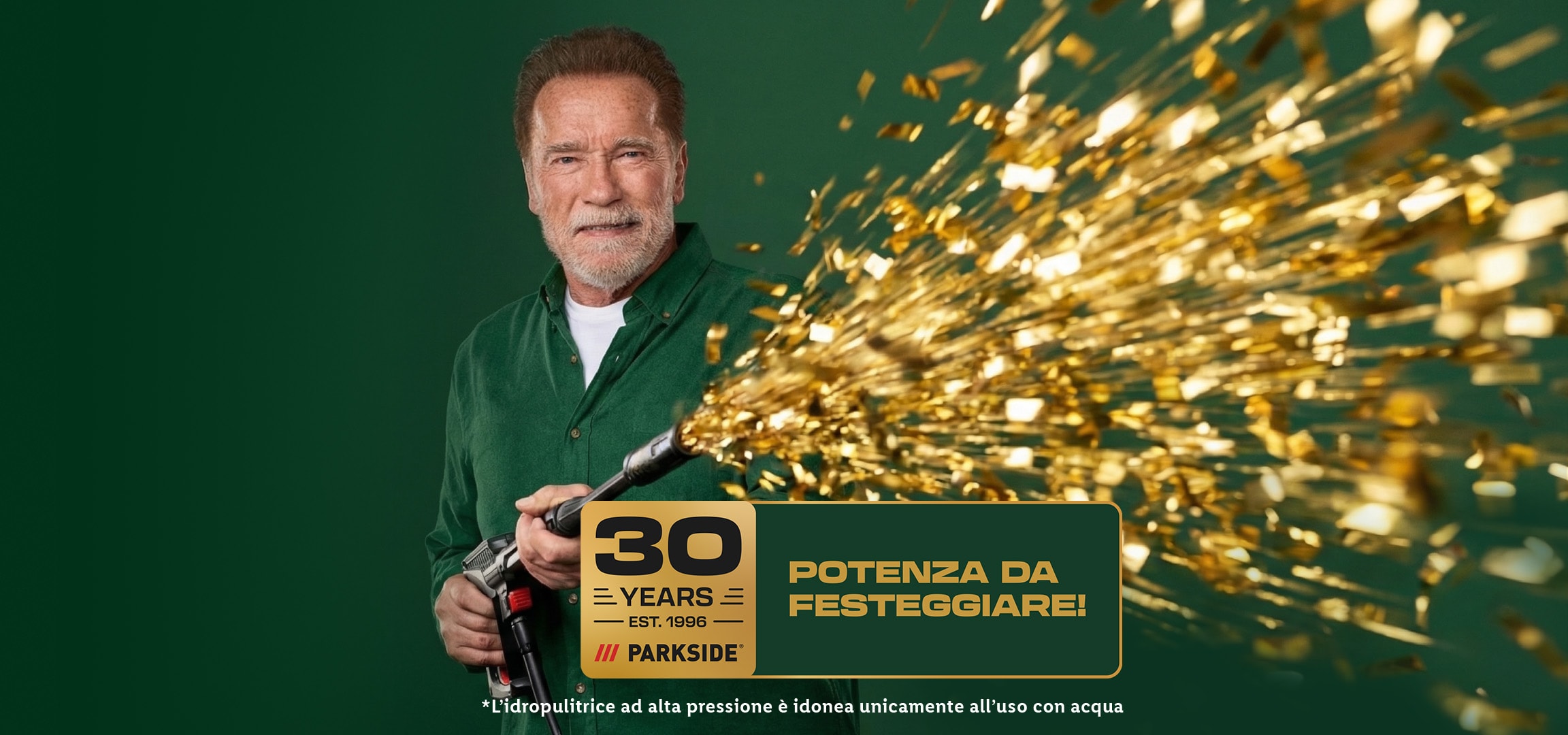 Arnold Schwarzenegger festeggia 30 anni di Parkside con coriandoli dorati.