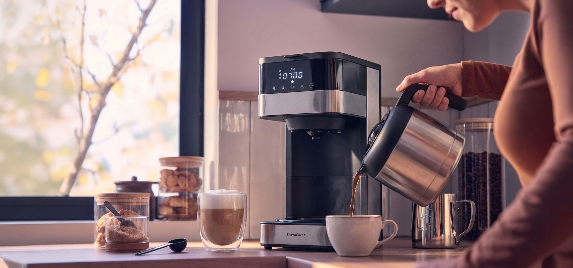 AI-generiert: Kaffeemaschine gießt Kaffee in eine Tasse, mit hellem Fenster im Hintergrund.