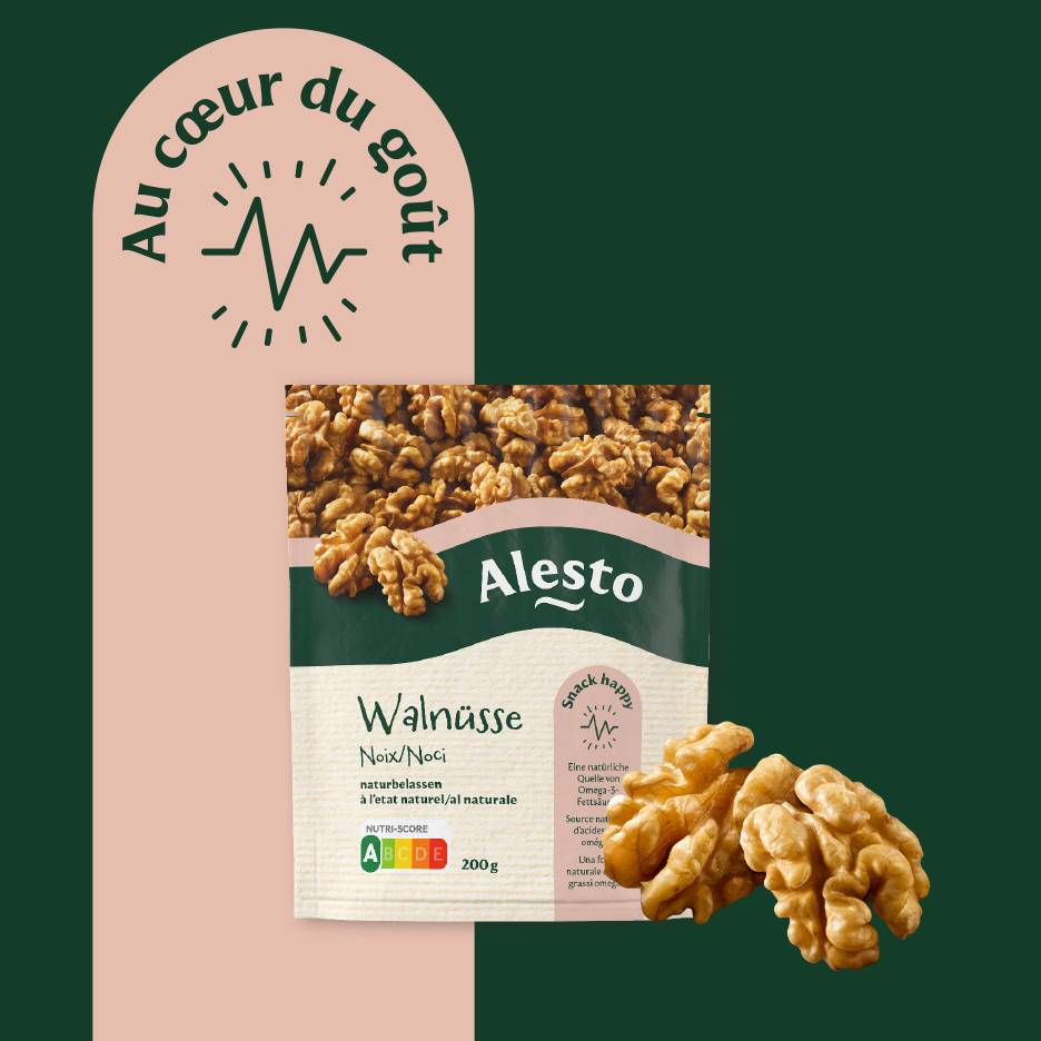 Un paquet de noix naturelles avec un Nutri-Score A, sur fond vert et rose.
