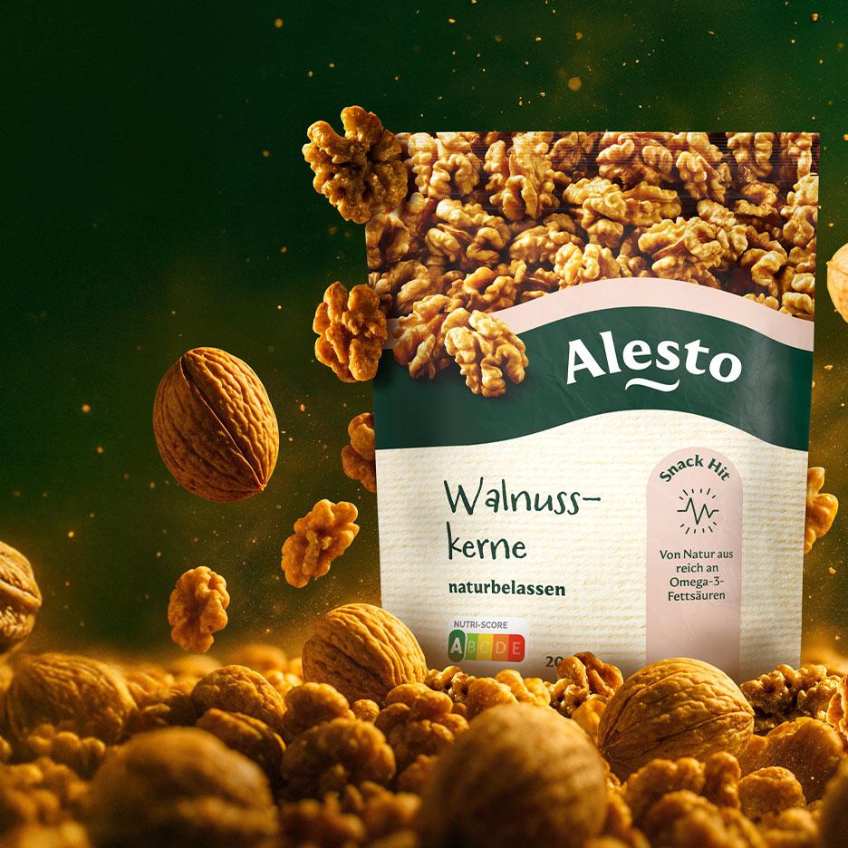 Eine Packung Walnüsse, mit den Aufschriften „Walnuss-kerne naturbelassen“ und „Snack Hit“.