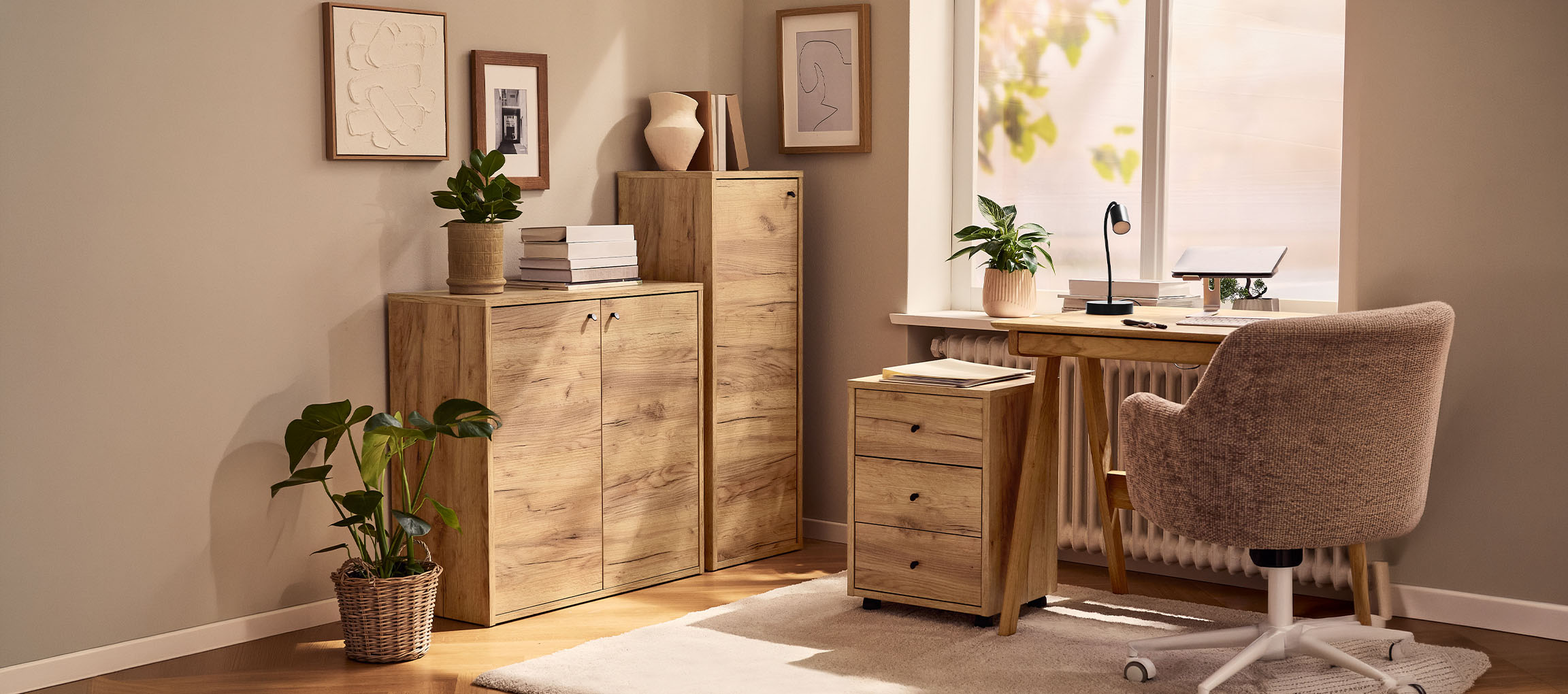 Bureau à domicile avec armoires en bois, bureau et chaise, décoré de plantes et de tableaux.