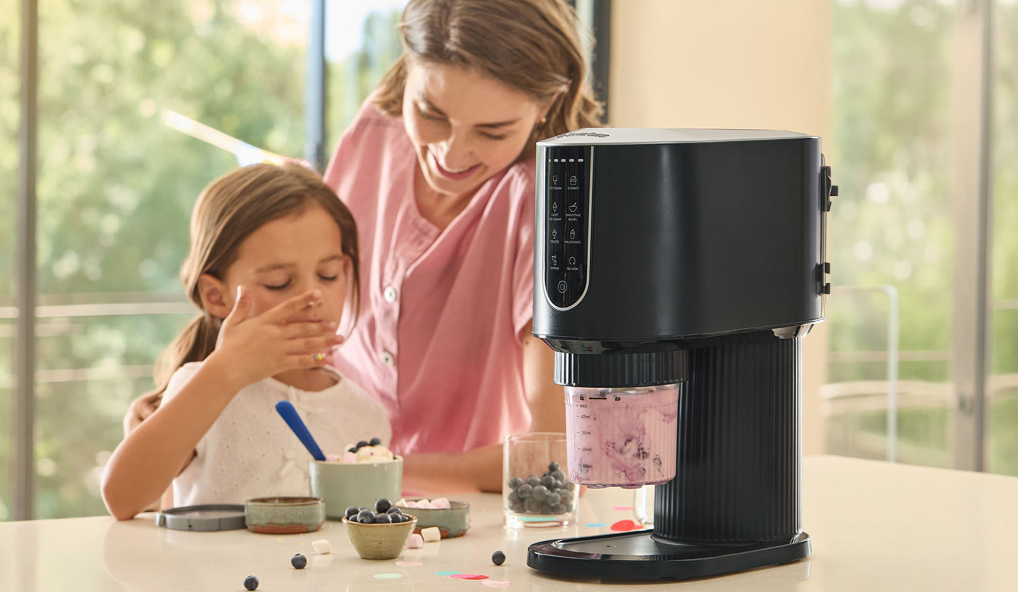 Machine à glace avec une fille et une femme préparant de la glace.