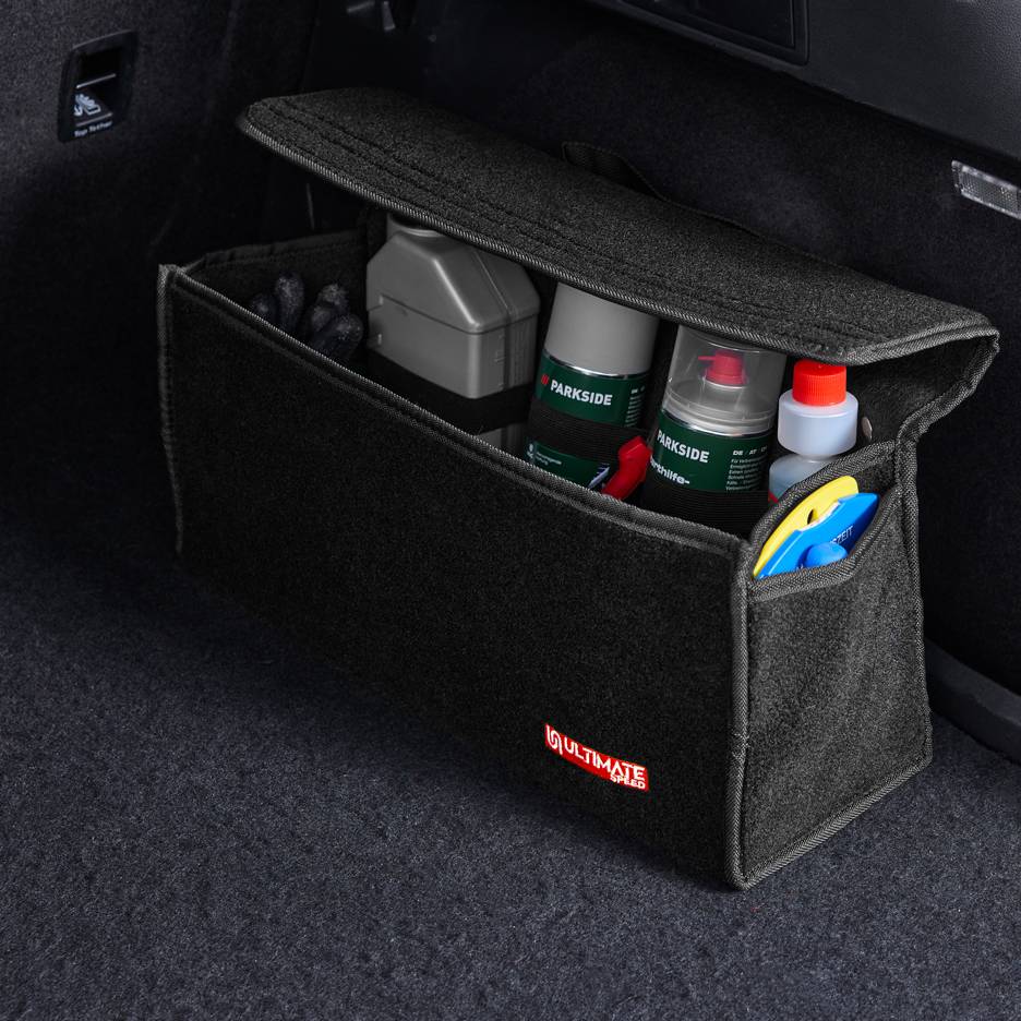 Organisateur de coffre noir avec produits d'entretien et accessoires de voiture