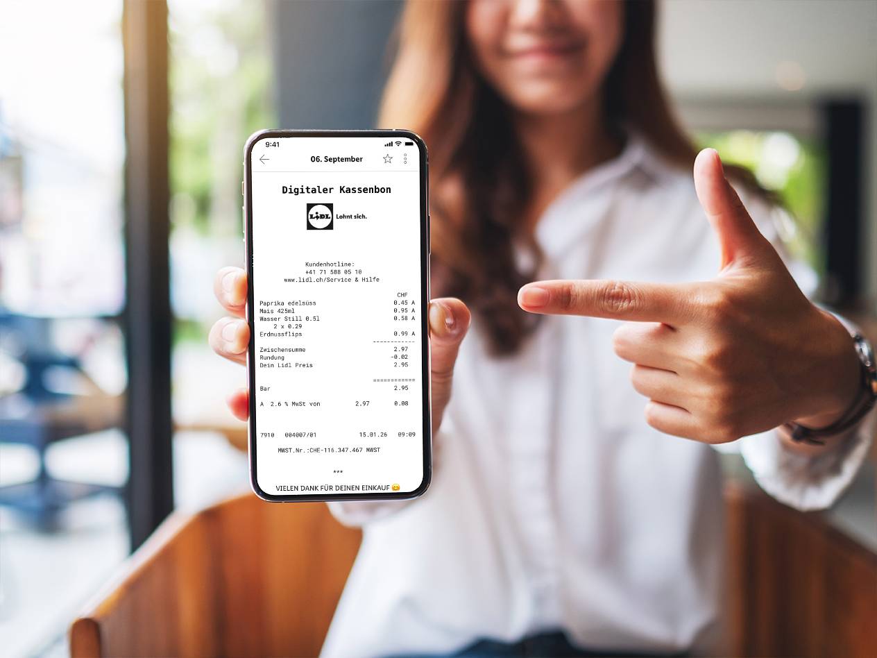 Eine Frau zeigt einen digitalen Lidl-Kassenbon auf dem Smartphone mit Paprika, Mais und Wasser.