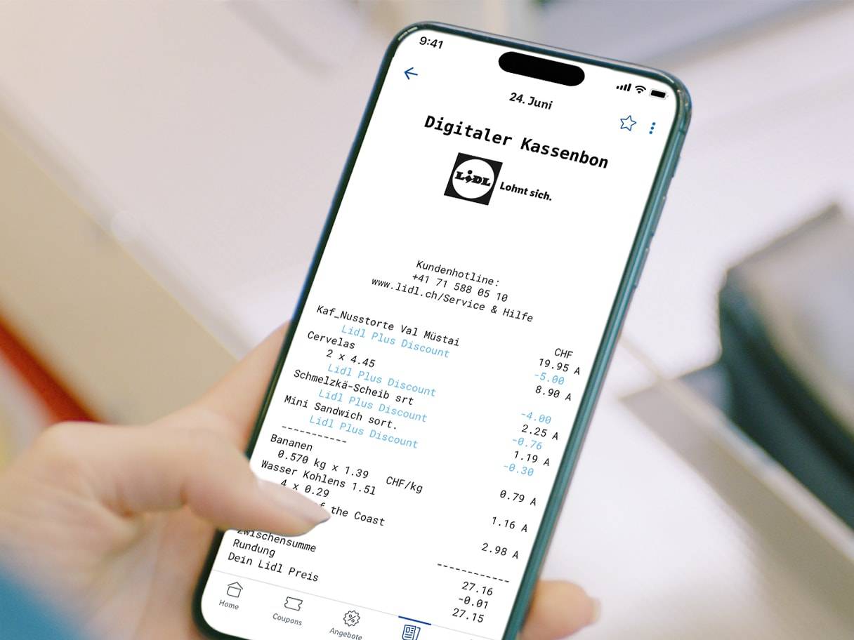 Eine Person hält ein Smartphone mit einem digitalen Kassenbon, der Artikel wie Kuchen, Würstchen und Bananen zeigt.