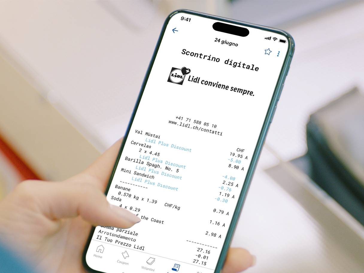 Uno smartphone mostra uno scontrino digitale con articoli come cervelas, spaghetti, panini, banane e bibite.