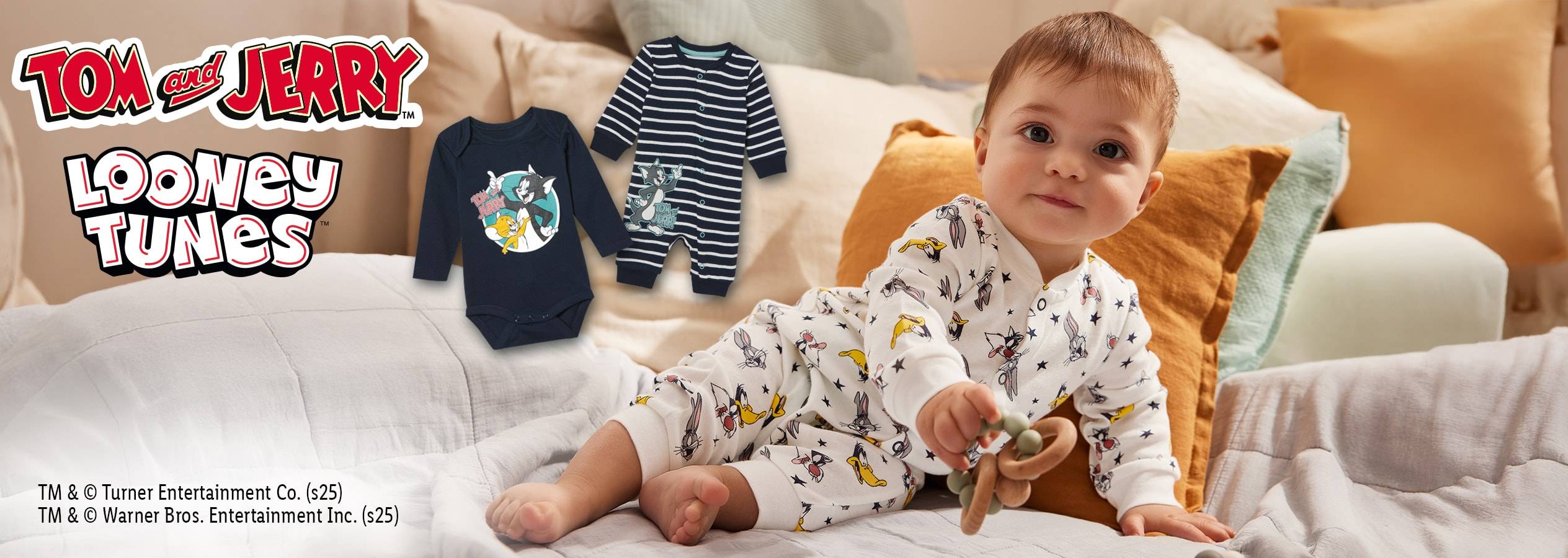 Tom & Jerry und Looney Tunes Babykleidung mit einem Baby in einem Schlafanzug.