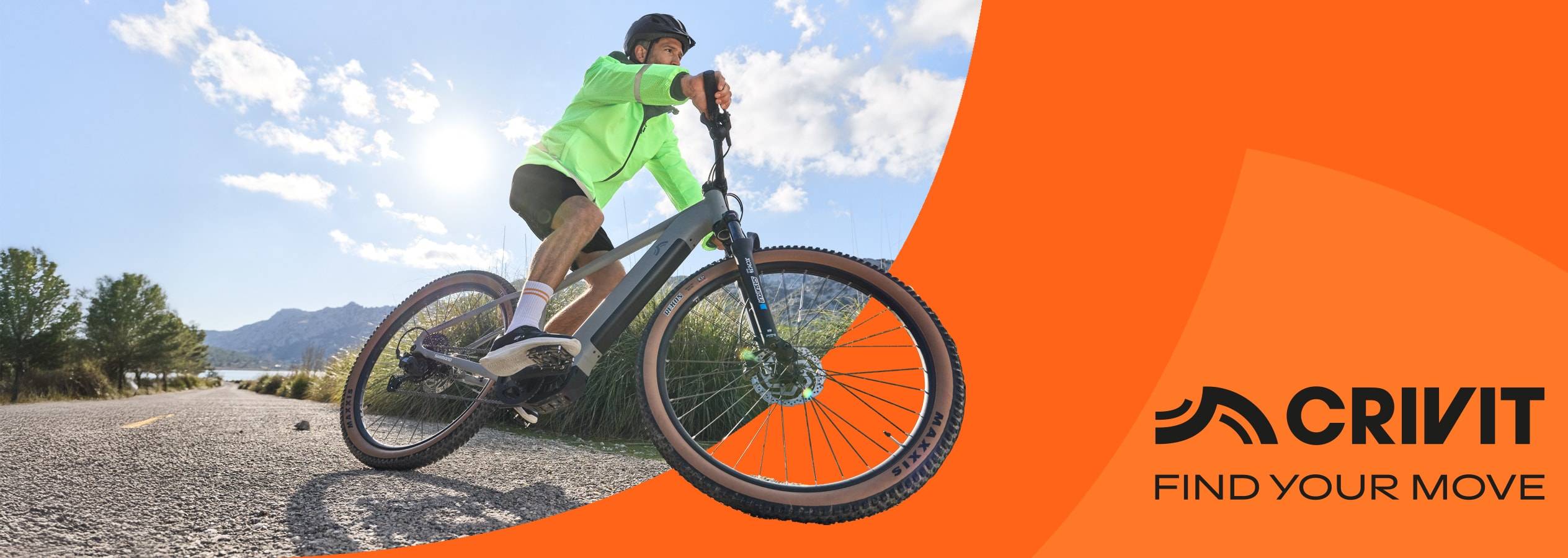 Un cycliste sur un vélo électrique Crivit, prêt pour l'aventure.