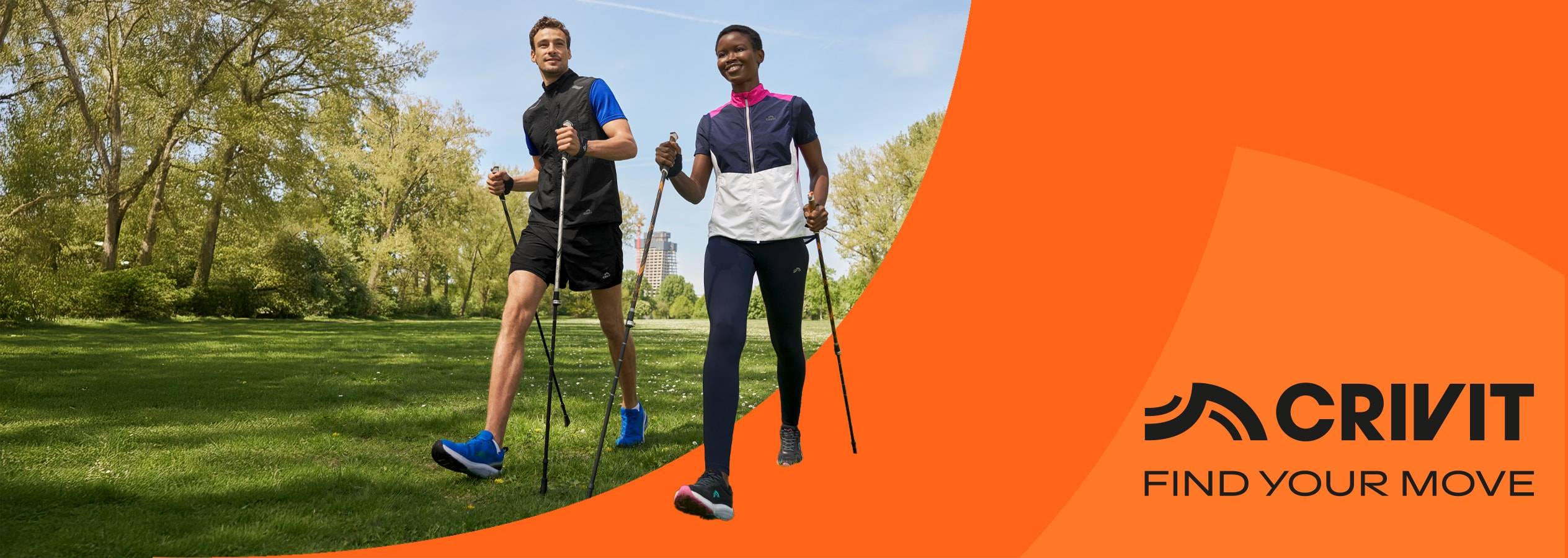 Due persone praticano nordic walking in un parco, con il logo Crivit.