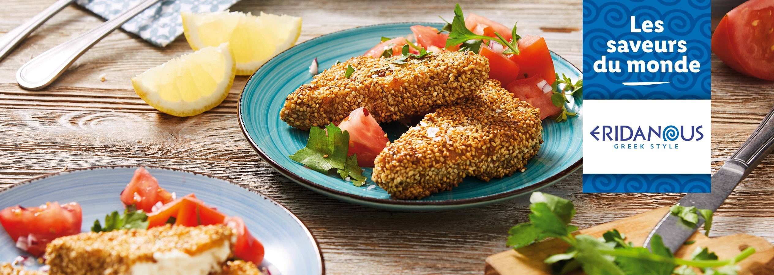 Des filets de poisson panés au sésame Eridanous, servis avec une salade de tomates.